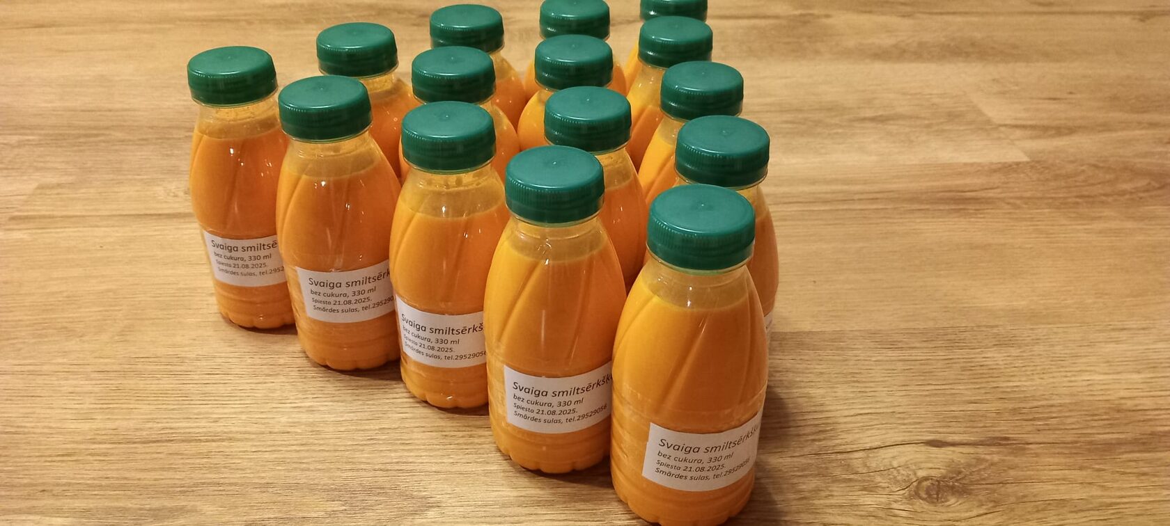 Saldēta smiltsērkšķu sula plastmasas pudelītēs
